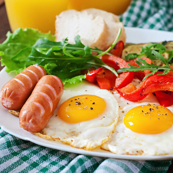 english-breakfast-fried-eggs-sausages-zucchini-sweet-peppers